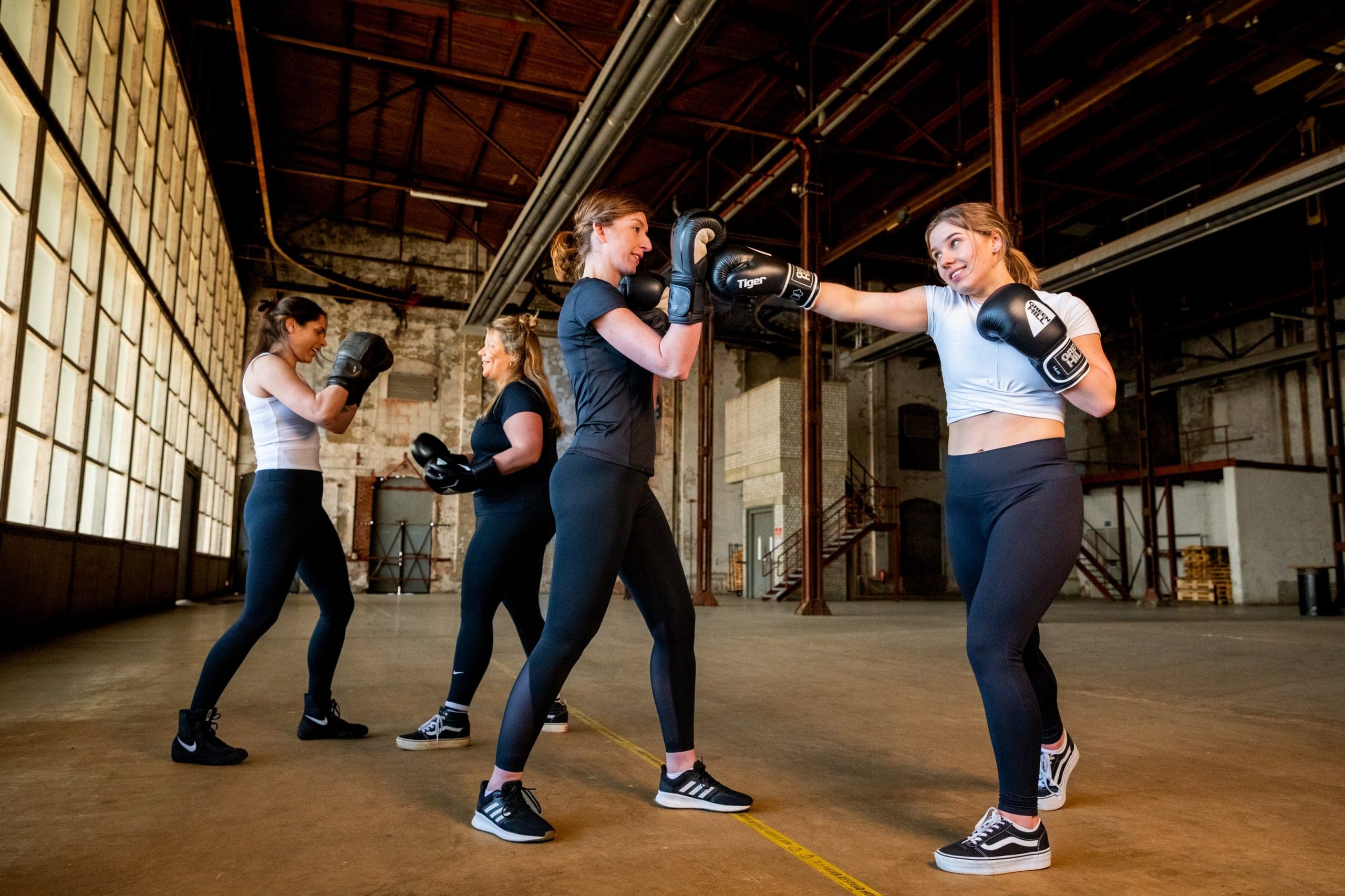 BoxingSisters-LobkeValeFotografie-9850-min-scaled-e1648816415492-min.jpeg
